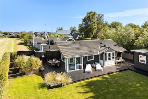 Cozy and Beachfront Cottage with Outdoor Spa.