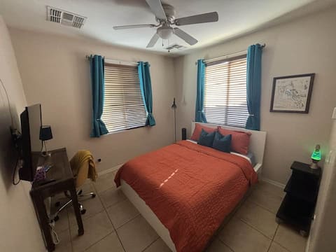 Popular Airbnb listing: Private Retro Pad-Mod Vibe-15 Min to DT & Airport in South Mountain
