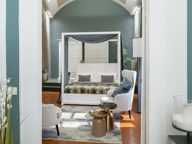 Luxury Retreat: Elegant Decor & Charm