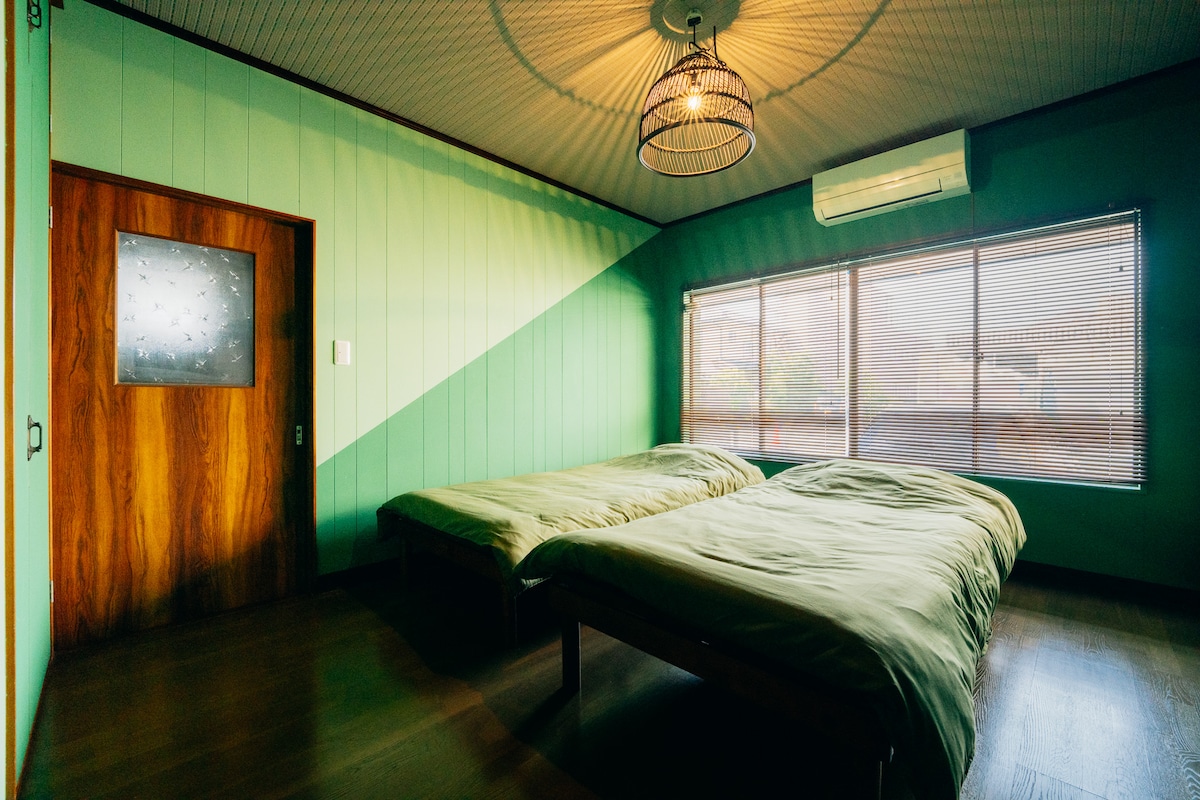 < 1F соба во западен стил: Adenium > Тоа е соба во јапонски стил со зелен тон.Може да спиете со 2 единечни кревета.