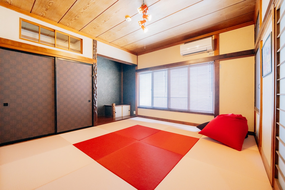 < 2F соба во јапонски стил: Nemesia > Тоа е соба во јапонски стил со црвен тон.Можете да ставите футон и да се одморите.