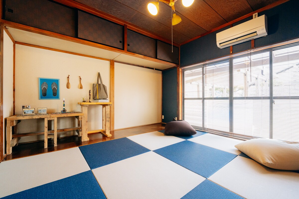 < 1F соба во јапонски стил: Agapanthus > Тоа е соба во јапонски стил со син тон.Можете да ставите футон и да се одморите.