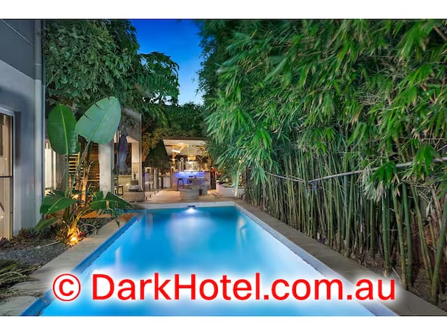 Tropical 5 Bedroom Home With Pool/Bar/Hot Tub