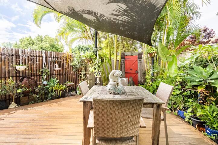 Tranquil home 10 mins walk to beach