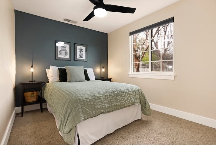 Გაიღვიძეთ განახლებული და დატკბით რბილი ბუნებრივი სინათლით, რომელიც ყოველ დილით ფანჯრიდან იღვრება.
