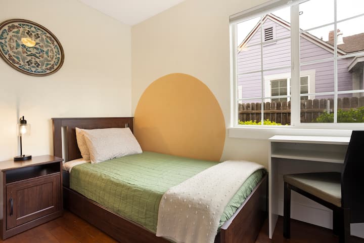 გაისეირნეთ მშვიდ სივრცეში, რომელიც იდეალურია დასვენებისთვის, კითხვისთვის ან მშვიდი ანარეკლისთვის.