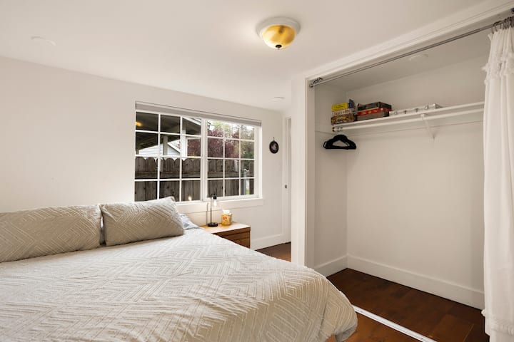 Დატკბით მყუდრო, მზის სხივებით განათებულ საძინებელში, სადაც საკმარისია კარადა და რამდენიმე თამაში მშვიდი საღამოს გასატარებლად.

