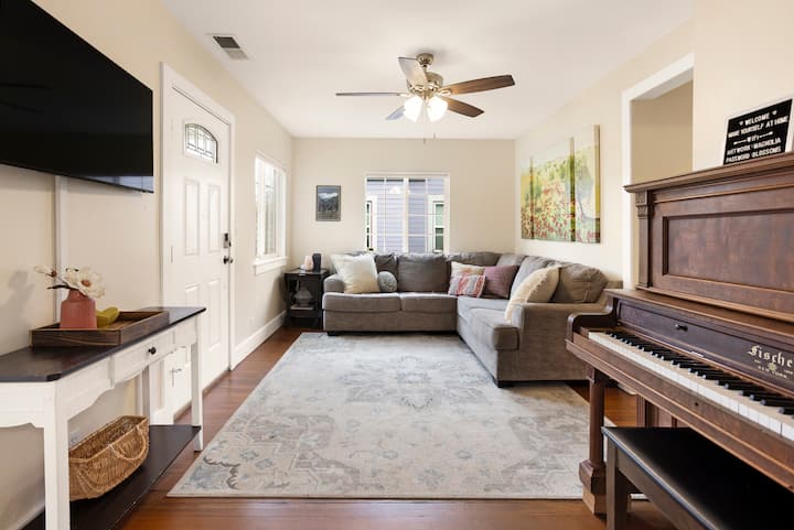 Დაისვენეთ კომფორტულ სექციებზე და დატკბით ფილმების ღამეებით ან მშვიდი დილა ყავითა და მზის სხივებით.

