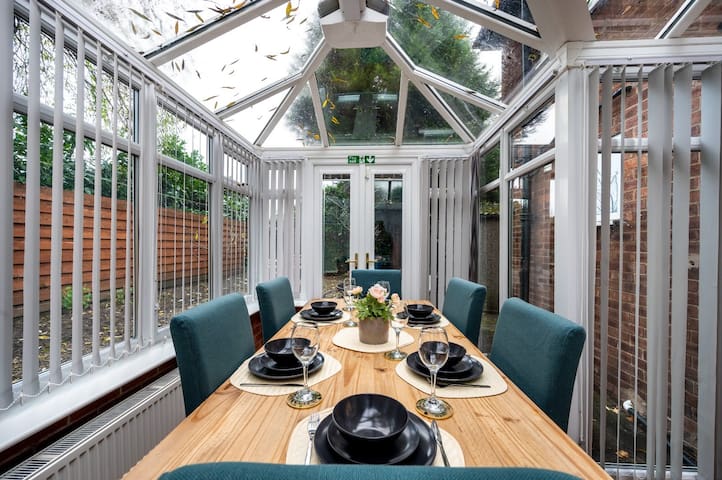 3 Bedrooms – Free Parking – Close to Old Trafford gallery image 4