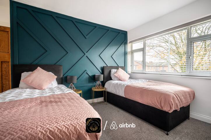 3 Bedrooms – Free Parking – Close to Old Trafford gallery image 2