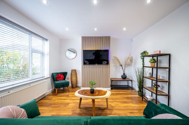 3BR House Old Trafford with Parking