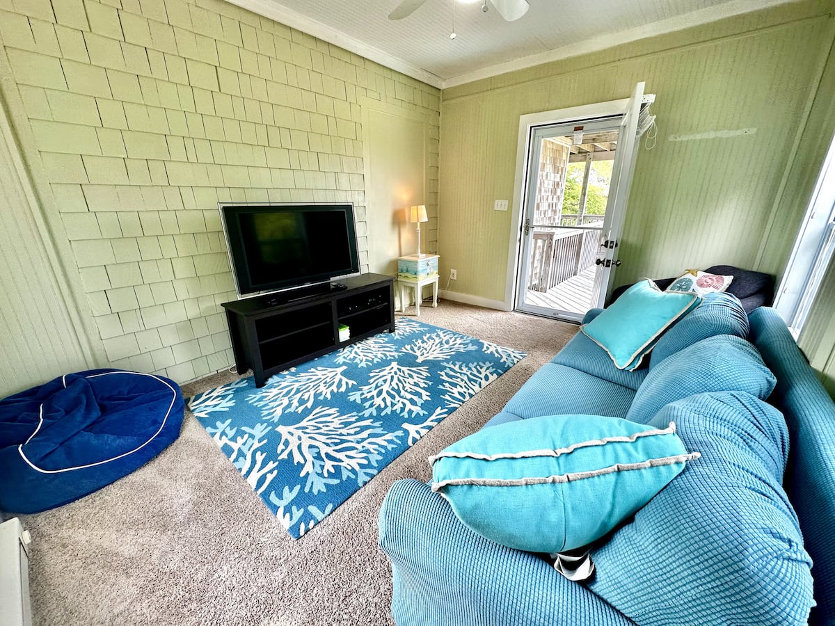 Bonus game room with TV
