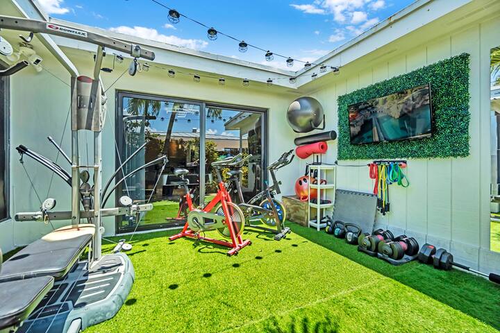 Vibe& Dive: Splash& Relax w/ Heated Pool & Wet Bar gallery image 2