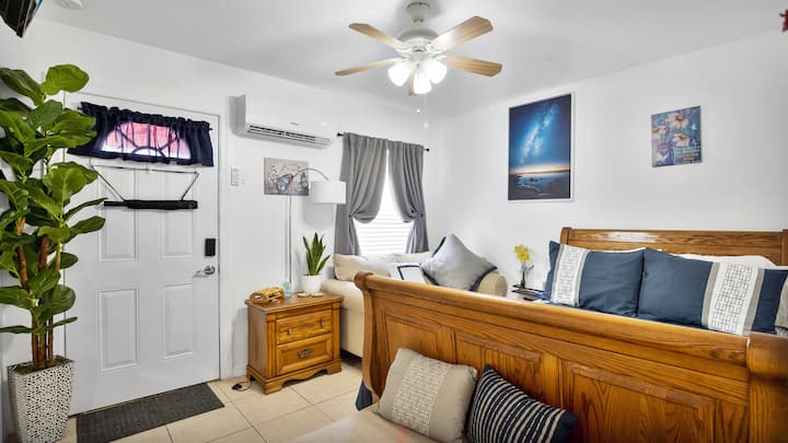 chumba cha kulala, Kifaa cha kugawanya kwa ajili ya joto lako mwenyewe na Kiyoyozi, mapazia meusi kwenye dirisha, mlango wa kuingia na kutoka.