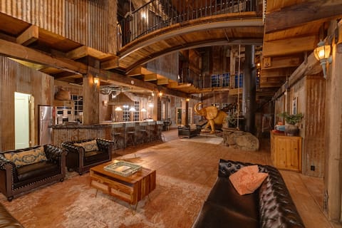 Unique Stay! Pool/ Hot tub/ Game Room/ Bar/ Views