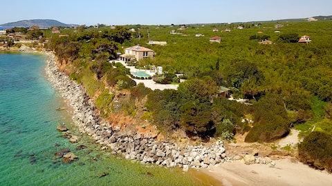 Unique Villa on the beach front -Vrysomylos Estate