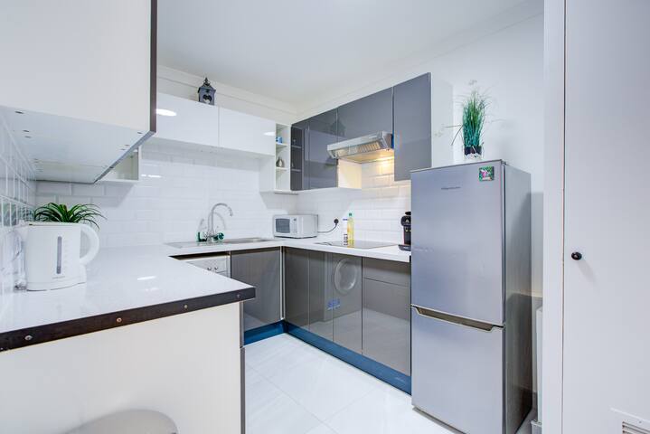 Chic Spacious 3 Bedroom Flat with Modern Amenities gallery image 4