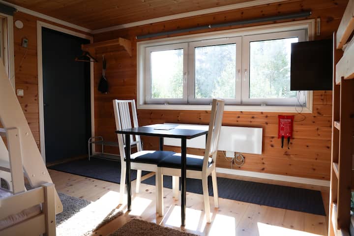 يمكن وضع كرسيين آخرين على الطاولة. 