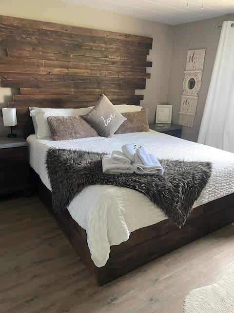 Cozy Downtown Home with Gym & Sauna