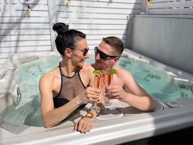 4 Bedrooms Historic Home w. Hot Tub in Downtown gallery image 3