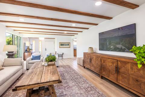 Skiers garden retreat -sauna, fireplaces, hot tub