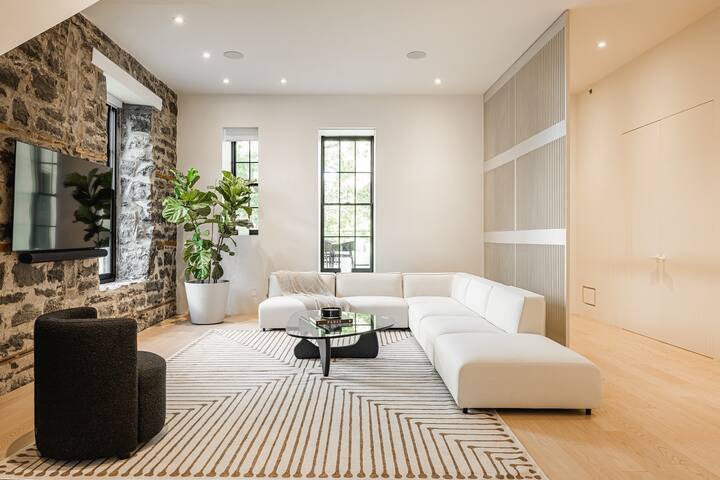 Maison Mont – 4BR Townhouse + Private Terrace gallery image 5