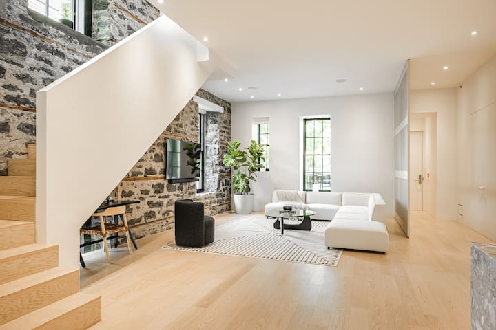 Maison Mont – 4BR Townhouse + Private Terrace gallery image 3