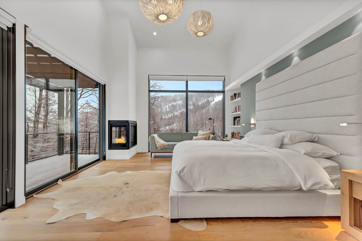 Dhomë gjumi master me hapësirë të bollshme me pamje nga shpatet e skive dhe pyjet; Ka nivele të shumëfishta ndriçimi; divan dhe karrige leximi; dollapët dhe sirtarët e tij/saj; banjën kryesore ngjitur; dhe grilat automatike dhe grilat e errëta.