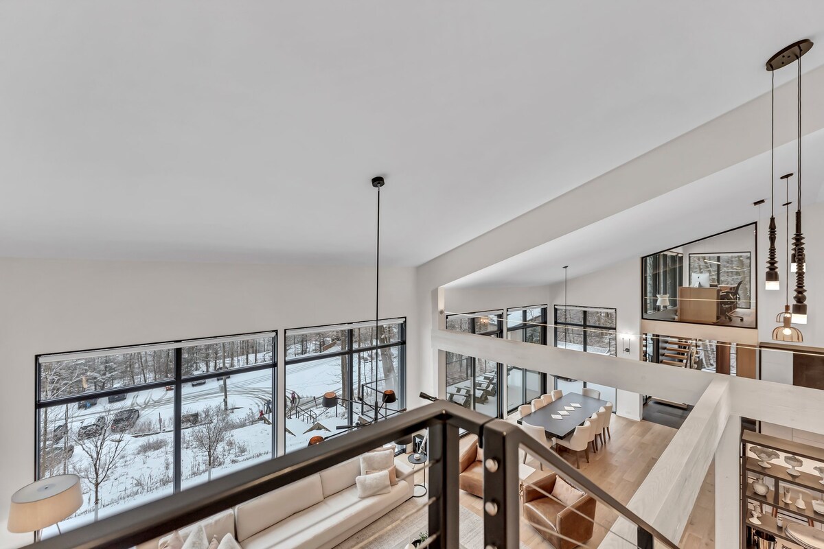 Pamje nga korridori i katit të sipërm që të çon në 2 dhoma vizitorësh.