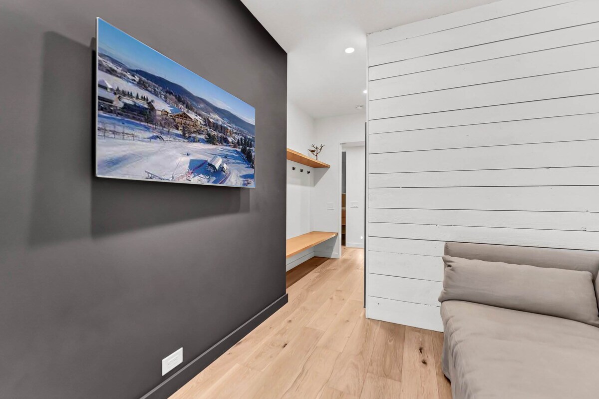 Dhomë për vizitorë familjarë me krevate dopio; një krevat dopio "Queen" nga Restoration Hardware; TV; hyrje me derë private në verandën anësore