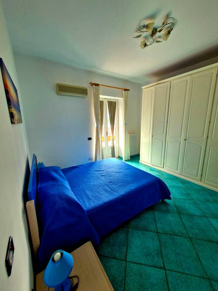 Izba s manželskou posteľou, je tu možnosť pridať kempingové lôžko, je tu kreslo a zrkadlo. Má klimatizáciu. V skrini je trezor. V izbe nájdete aj žehličku a žehliacu dosku.
