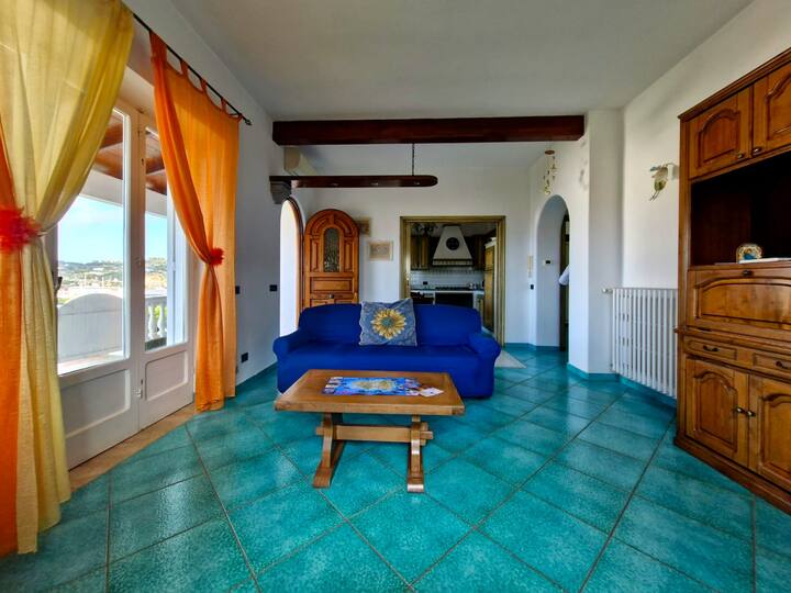 Obývacia izba s oknom, ktoré sa dá úplne otvoriť a má výhľad na panoramatickú terasu s výhľadom na more a centrum Foria. Vybavené klimatizáciou, televízorom, Wi-Fi a kachľami na drevo pre chladnejšie dni. 