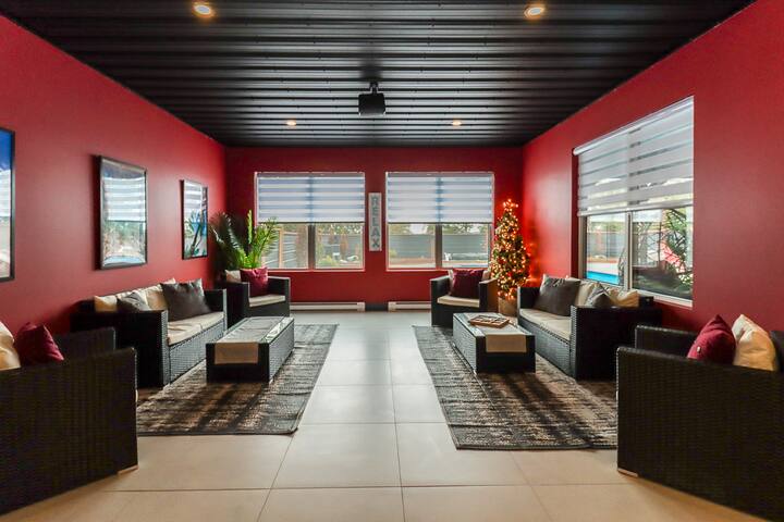 Luxury 4 Bedroom Villa With Pools, Bar & Home Gym. gallery image 3