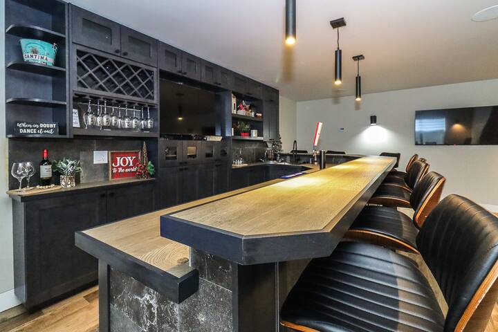 Luxury 4 Bedroom Villa With Pools, Bar & Home Gym. gallery image 4