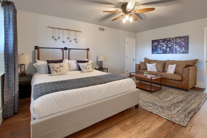 Habitación Blue Bird | BR4 | 1 cama tamaño king California, capacidad para 2 personas. ¡Las comodidades de la habitación incluyen ropa de cama, televisor inteligente, escritorio, silla, estaciones de carga, espejo de tamaño completo, ventilador de techo, portaequipajes, perchas y más!