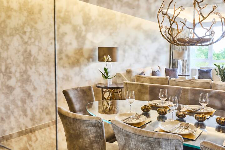 Stunning Hyde Park Panorama Luxury 4-Bedroom Oasis gallery image 5