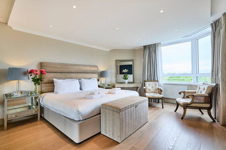 Stunning Hyde Park Panorama Luxury 4-Bedroom Oasis gallery image 3