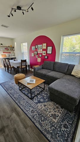 Renovated Pecan Grove: East Austin Retreat