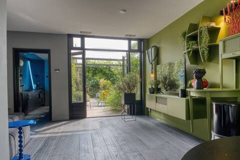 Special townhouse with deep modern private garden.