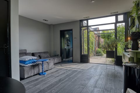 Special town house with a modern private garden.