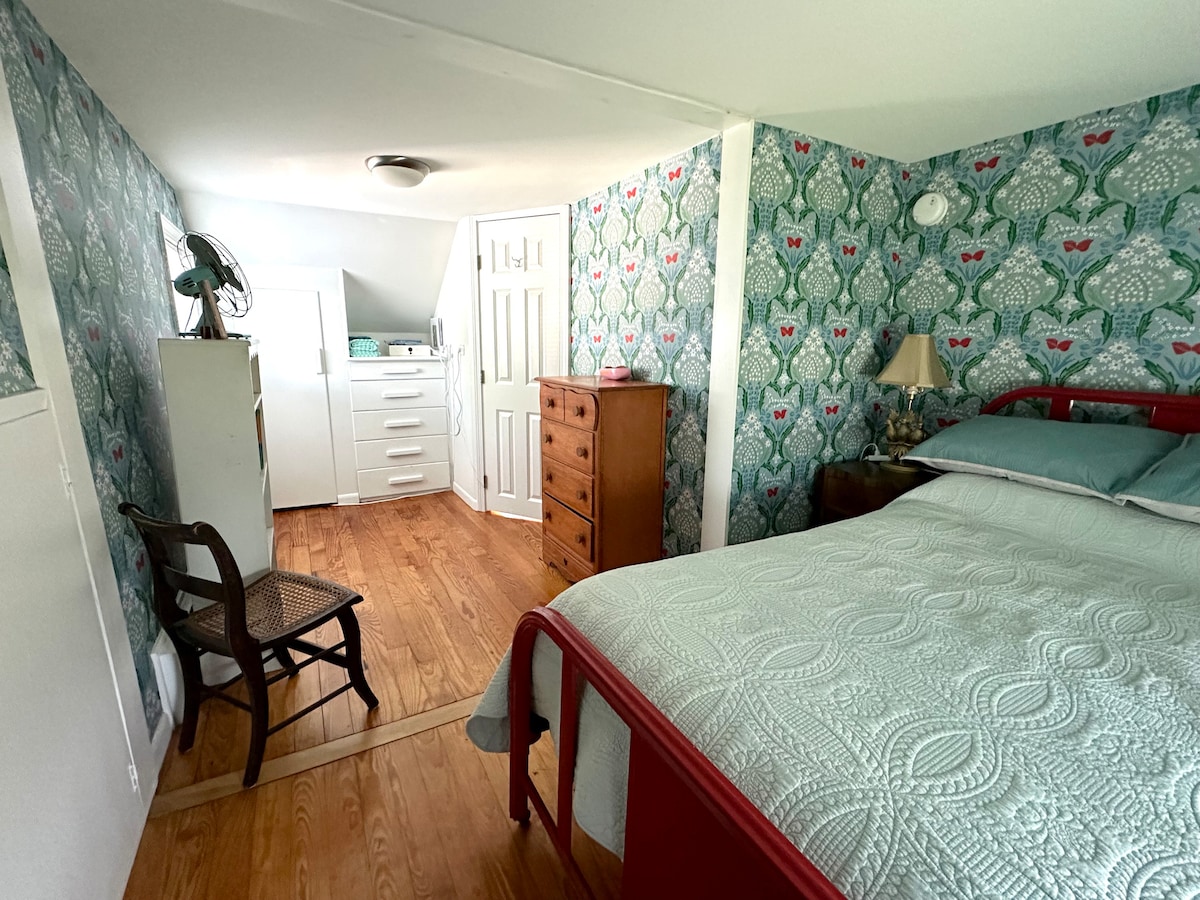 Tu habitación con cama completa/doble, armario pequeño, aire acondicionado con ventana. 