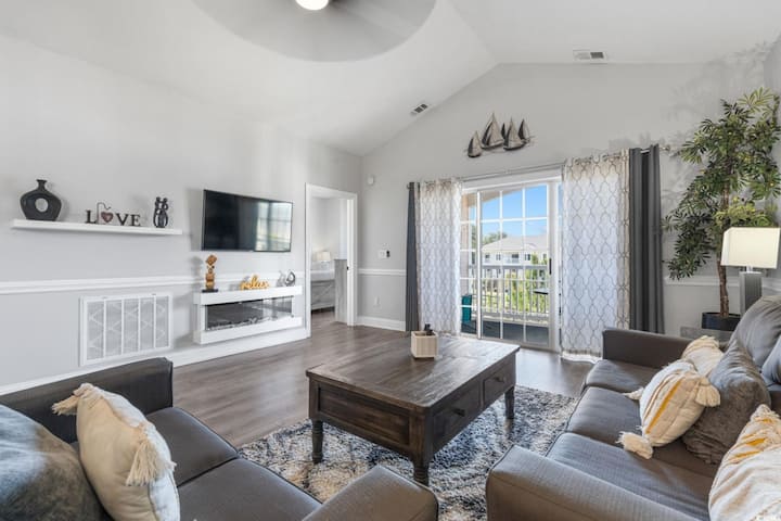 Pet-friendly 3br Golf Condo • 1 Mile To Beach - Myrtle Beach, SC
