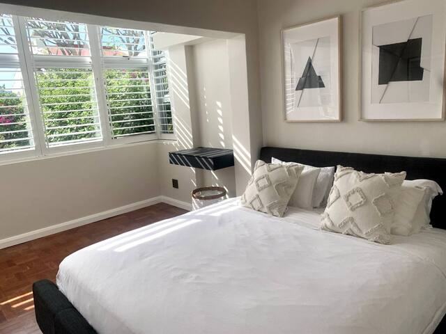 Renovated 2 bedroom garden apartment in Sea Point gallery image 5