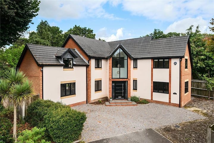 Stunning Detached House in Bassett