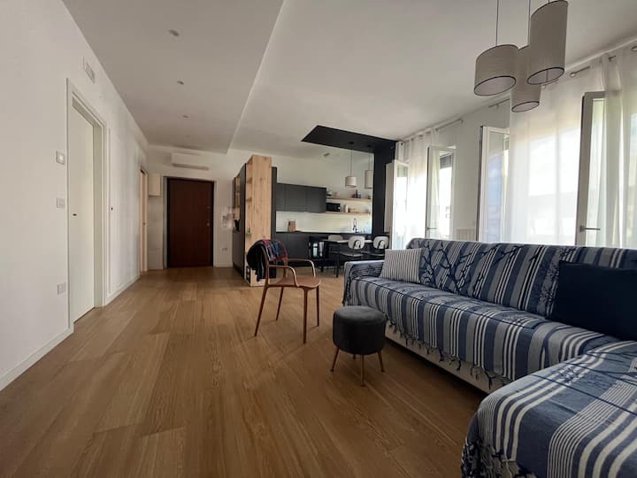 Dnevni prostor s pogledom na balkon: 
puno sunčeve svjetlosti, u prostranom prostoru u kojem se možete zabaviti, ručati i gledati TV s klima-uređajem... i pročitati lijepu knjigu.