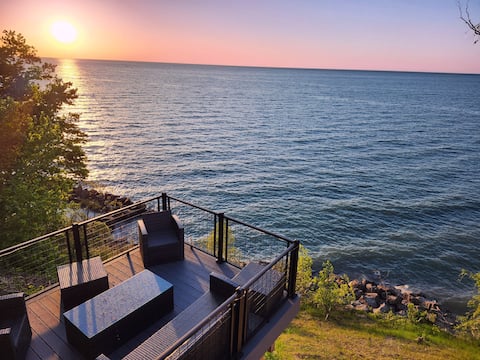 Lakeview Cottage | Stunning Sunsets & Lake Views!