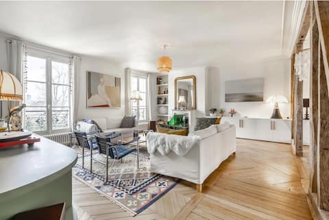 Top Airbnb: Beautiful apt with a view in St Germain des Pres in Paris 7e Arrondissement