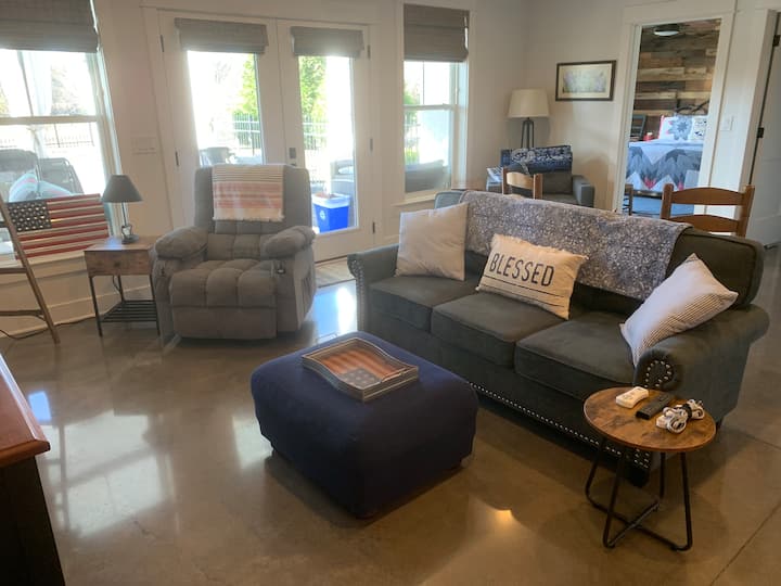 Relaxing Creekview Guest Suite W/ Kitchen & Grill - Hendersonville, TN