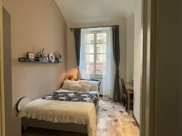 La seconda camera presenta un letto queen size (140cm larghezza) , comodo materasso su doghe in legno, anch' essa silenziosa con doppi vetri isolanti presenti in tutti gli ambienti 