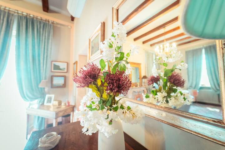 Elegant, historic villa, air-con, pool, spa, bbq gallery image 3